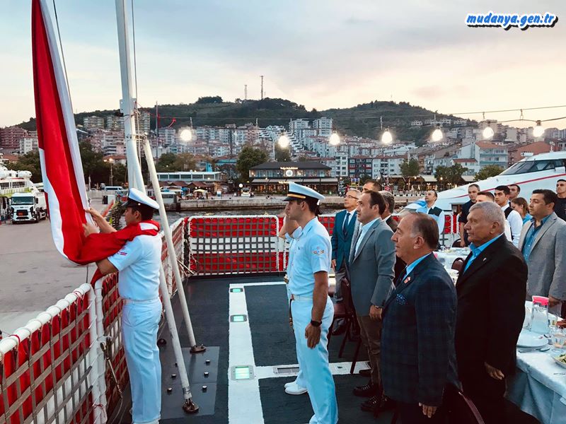 Mudanya'da şehit aileleri ve gaziler TCSG 702 Güven Gemisi'nde oruç açtı.