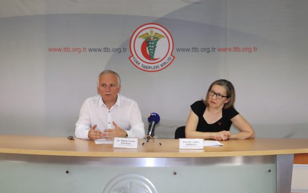 TTB Merkez Konseyi Genel Sekreteri Dr. Bülent Nazım Yılmaz ve TTB Merkez Konseyi Üyesi Prof. Dr. Gülriz Erişgen’in katılımı ile gerçekleşen basın toplantısında açıklama metni TTB Merkez Konseyi Genel Sekreteri Dr. Bülent Nazım Yılmaz tarafından okundu.