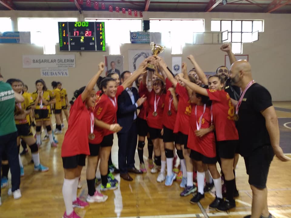 Hentbol Minik Bayanlarda Türkiye Şampiyonu Adasokağı Oldu