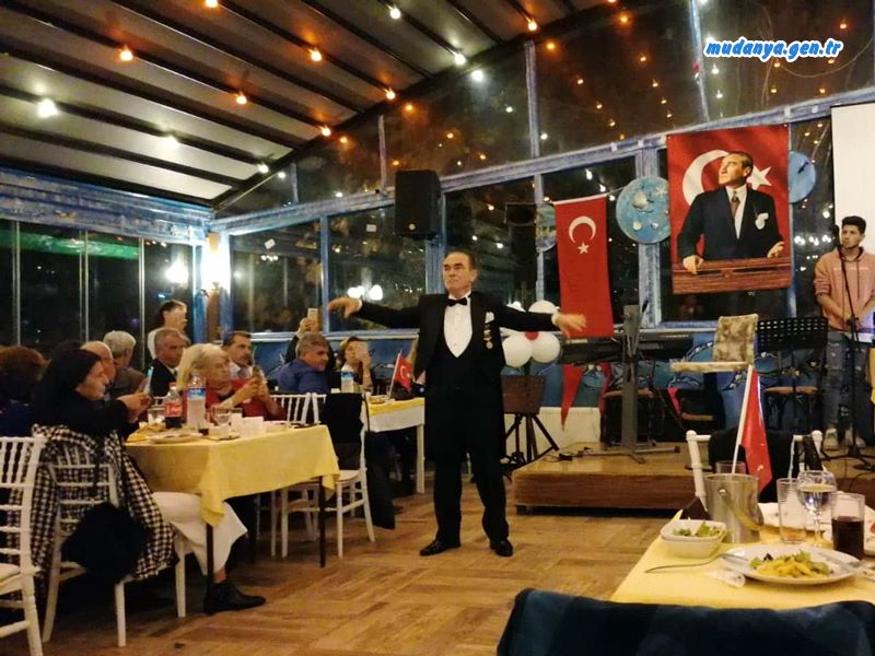 Mudanya Atatürk’e benzerliğiyle Türkiye’nin tanıdığı Bursalı emekli öğretmen Necdet Bardak, zeybek oynayarak yemeğe katılanlara şaşırtıcı bir sürpriz yaptı.