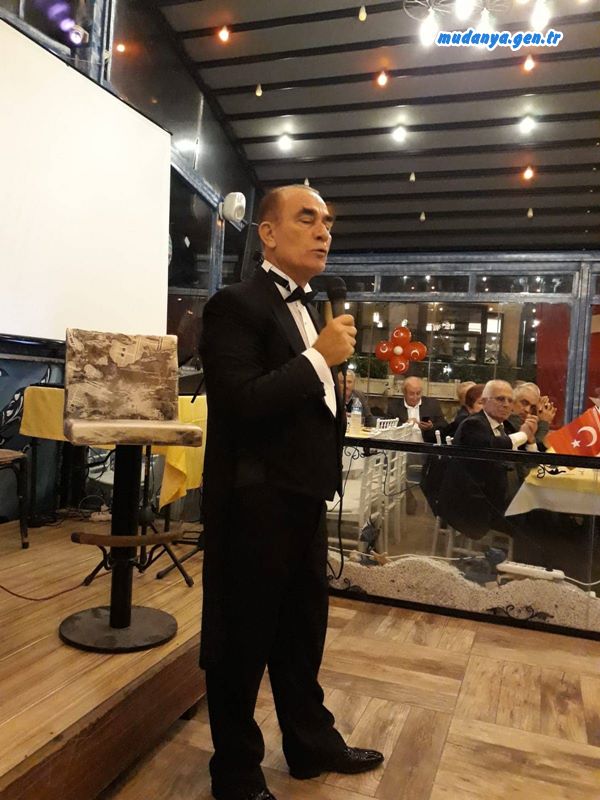 Gecenin dikkatleri üzerinde toplayan konuğu ise Atatürk’e benzerliğiyle Türkiye’nin tanıdığı Bursalı emekli öğretmen Necdet Bardak, zeybek oynayarak yemeğe katılanlara şaşırtıcı bir sürpriz yaptı.  Askeri kıyafetiyle kısa bir konuşma da yapan Nejdet Bardak, "Türkiye, bu zor dönemi de Atatürk'ün kurduğu sağlam Cumhuriyet temelleri ile atlatacaktır. Atatürk'ün yolundan hiç ayrılmayalım" dedi. 
