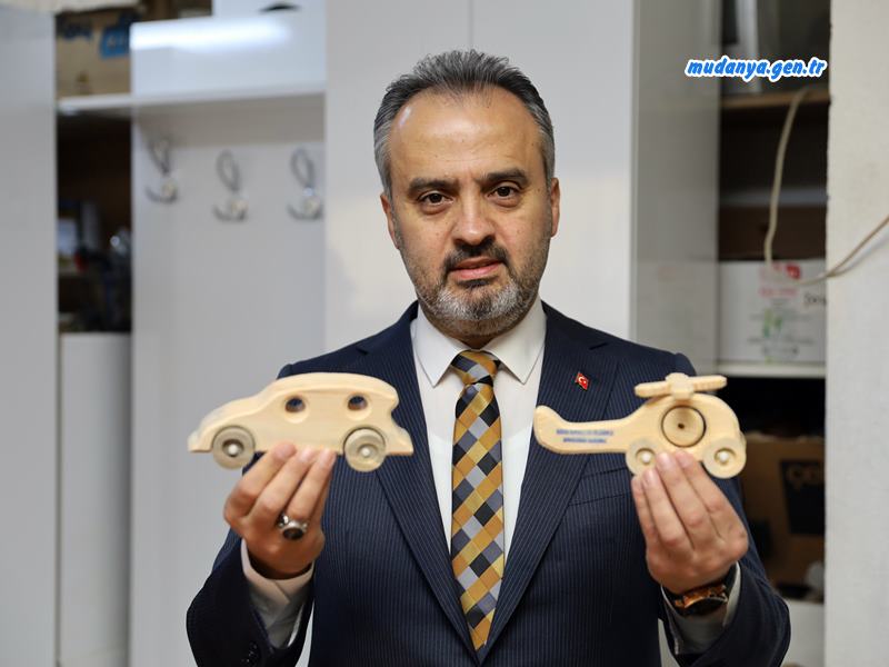 Büyükşehir Belediyesi’nin Bursa H Tipi Kapalı Ceza İnfaz Kurumu işbirliğinde hayata geçirdiği proje ile mahkumların el emeği, göz nuru ile yaptıkları ahşap oyuncaklar, çocuklara hediye ediliyor.
