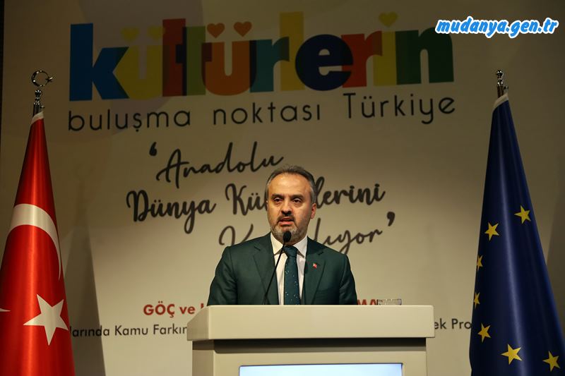 Başkan Aktaş, “Bugün Avrupa’nın ‘10-15 bin Suriyeliyi alsak mı almasak mı?’ diye tereddüt ettiği ortamda, Allah’a hamdolsun 3,5-4 milyon Suriyeli kardeşimize ev sahipliği yapıyoruz. Bursa olarak, en fazla Suriyeliyi barındıran 7. şehiriz. 177 bin kardeşimizi misafir ediyoruz.