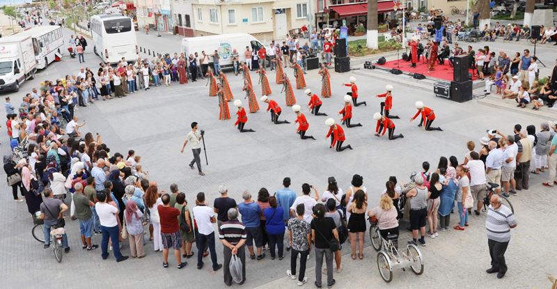 Mudanya Mütareke Meydanı yöresel danslarını sergileyen Bosna Hersek ve Türkmenistan ekiplerin şovlarıyla renklendi.