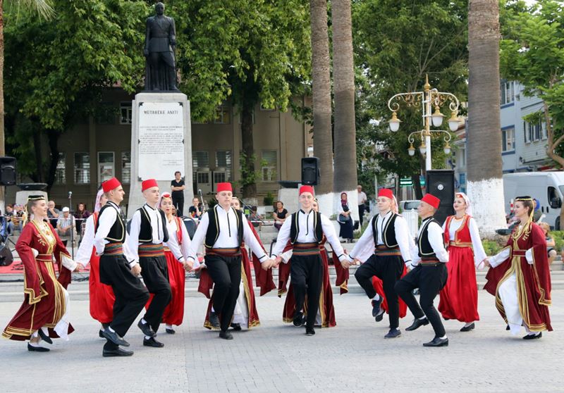 Mudanya Mütareke Meydanı yöresel danslarını sergileyen Bosna Hersek ve Türkmenistan ekiplerin şovlarıyla renklendi.