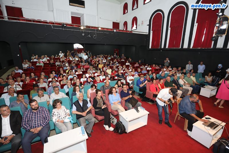 Mudanya Belediye Başkanı Türkyılmaz, bayramda ilçe sahillerinde yaşanan olumsuz görüntülere zabıta ekiplerinin müdahalesi ile ilgili kendisine yöneltilen eleştirilere, düzenlediği basın toplantısıyla yanıt verdi. Başkan Türkyılmaz, “Birlikte yaşam kurallarına uyduktan sonra etnik kökeni, dini inancı farketmez, barışın ve kardeşliğin, özgürlüklerin kenti Mudanya’da herkese yer var” dedi. 