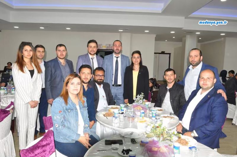 Şehit Burhan Zeytinci anısına verilen  İftara Adalet ve Kalkınma Partisi Mudanya İlçe Başkanı İnci Söğütlü eşi Esat Söğütlü ile birlikte katılım sağladı. Ak Parti Mudanya Belediye Meclis Üyesi Emre Akdemir'de davete icabet edenler arasındaydı.