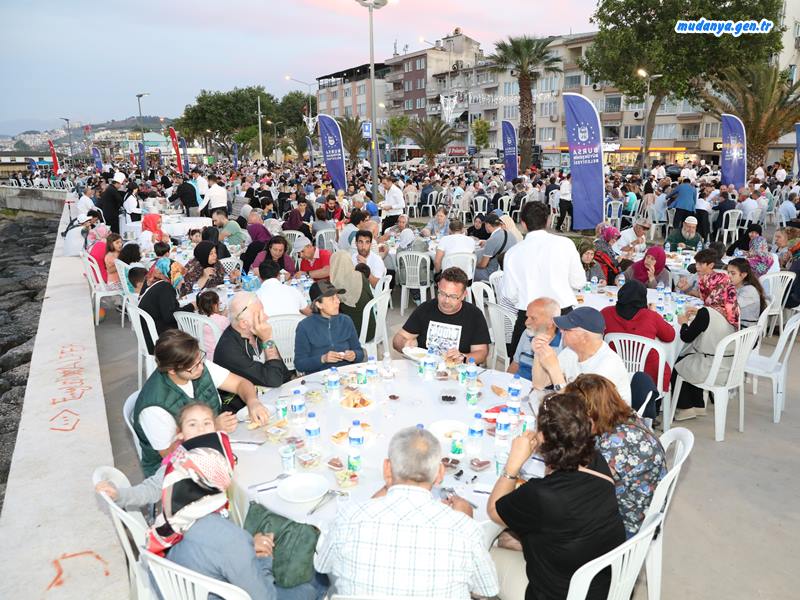 Büyükşehir Belediyesi Mudanya’da denize nazır iftar yemeği verdi.
