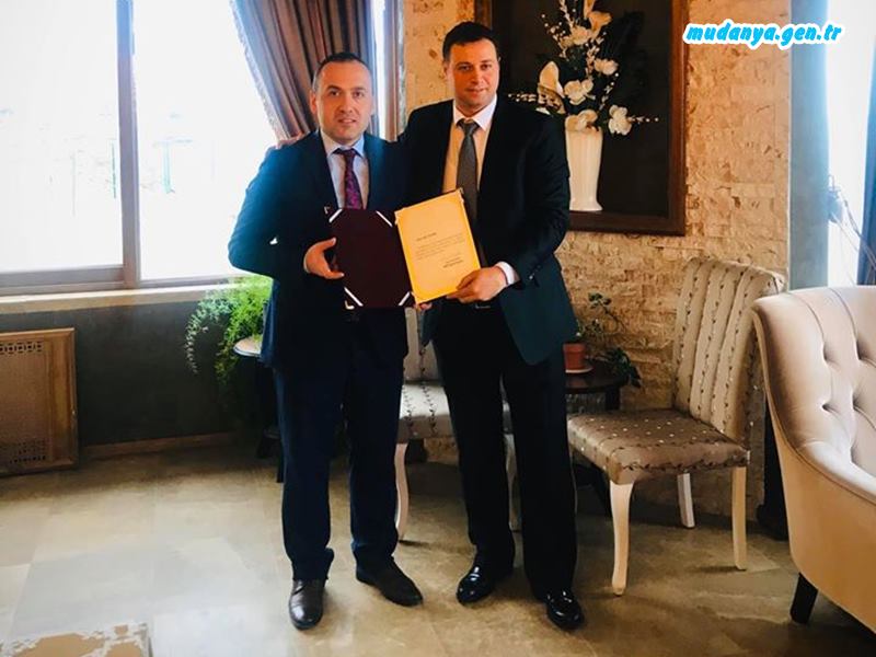 Mudanya Kaymakamı Faik Oktay Sözer Mudanya’da okul yaptıran ve eğitime katkıları bulunan hayırseverleri ağırladı, Milli Eğitim Bakanı Ziya Selçuk'un imzalamış olduğu Teşekkür Belgelerini takdim etti.