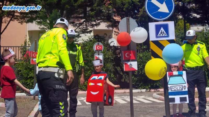 Mudanya Trafik Denetleme Büro Amirliği Mudanya kaymakamı Faik Oktay Sözer, İlçe Emniyet Müdürü Serdar Makineci ve İlçe Milli Eğitim Müdürümüz Suat Topal’ın da katılımlarıyla Güzelyalı Anaokulu öğrencilerine yönelik Güzelyalı Anaokulu Trafik Eğitim Pistinde ‘TRAFİKTE ÖNCE YAYA’ temalı; eğitici, öğretici ve öğrencilerin de aktif olarak katıldıkları bir etkinlik yaptı.