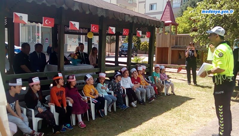 Mudanya Trafik Denetleme Büro Amirliği  Güzelyalı Anaokulu öğrencilerine yönelik Güzelyalı Anaokulu Trafik Eğitim Pistinde ‘TRAFİKTE ÖNCE YAYA’ temalı; eğitici, öğretici ve öğrencilerin de aktif olarak katıldıkları bir etkinlik yaptı.
