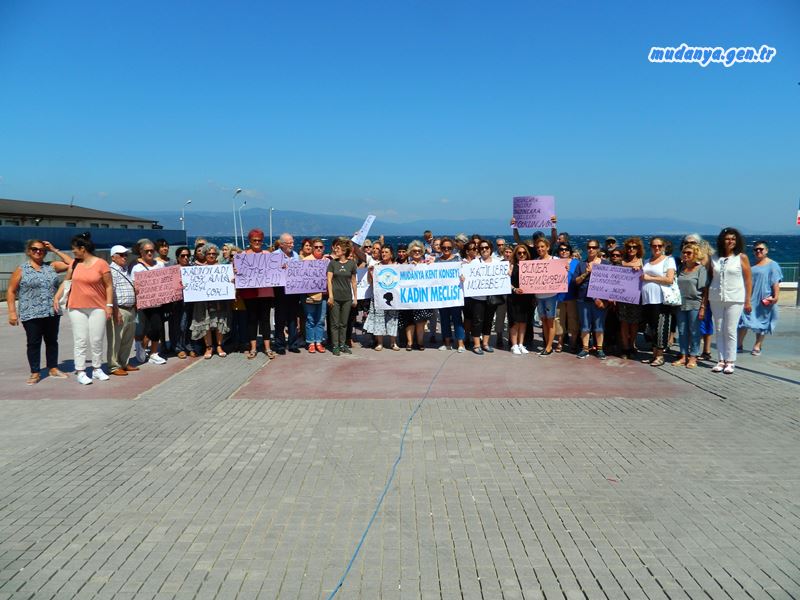 Mudanya Kent Konseyi kadın Meclisi Başkanı İpek Demirtaş öncülüğünde Emine bulut cinayetine tepki
