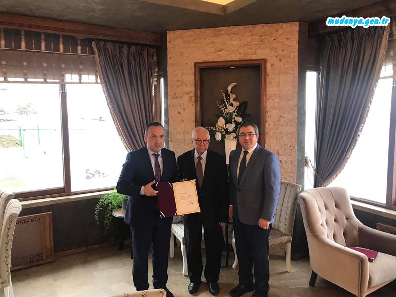 Mudanya Kaymakamı Faik Oktay Sözer Mudanya’da okul yaptıran ve eğitime katkıları bulunan hayırseverleri ağırladı, Milli Eğitim Bakanı Ziya Selçuk'un imzalamış olduğu Teşekkür Belgelerini takdim etti.