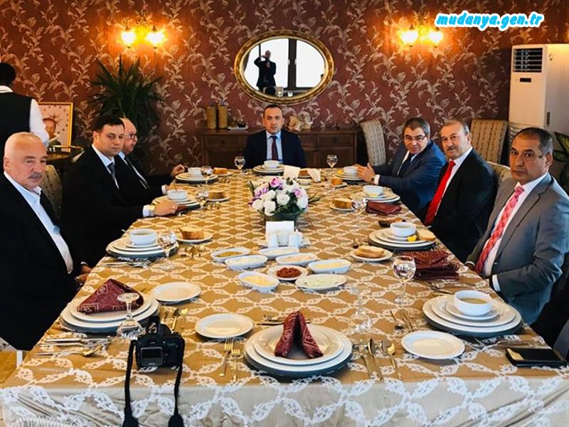 Mudanya Kaymakamı Faik Oktay Sözer Mudanya’da okul yaptıran ve eğitime katkıları bulunan hayırseverleri ağırladı, Milli Eğitim Bakanı Ziya Selçuk'un imzalamış olduğu Teşekkür Belgelerini takdim etti.