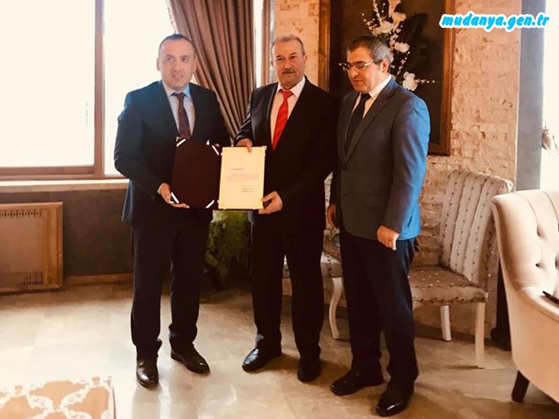 Mudanya Kaymakamı Faik Oktay Sözer Mudanya’da okul yaptıran ve eğitime katkıları bulunan hayırseverleri ağırladı, Milli Eğitim Bakanı Ziya Selçuk'un imzalamış olduğu Teşekkür Belgelerini takdim etti.