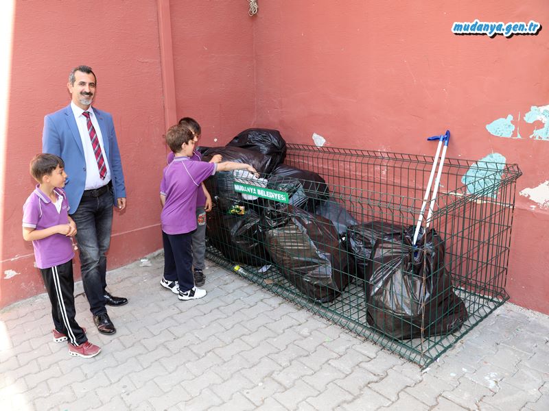 Mudanya Belediyesi atıkların geri dönüşüme kazandırılması ve düzenli olarak toplanması amacıyla geri dönüşüm kutularının ardından ilçedeki tüm okullara “Geçici Atık Getirme Kafesi” yerleştirdi.