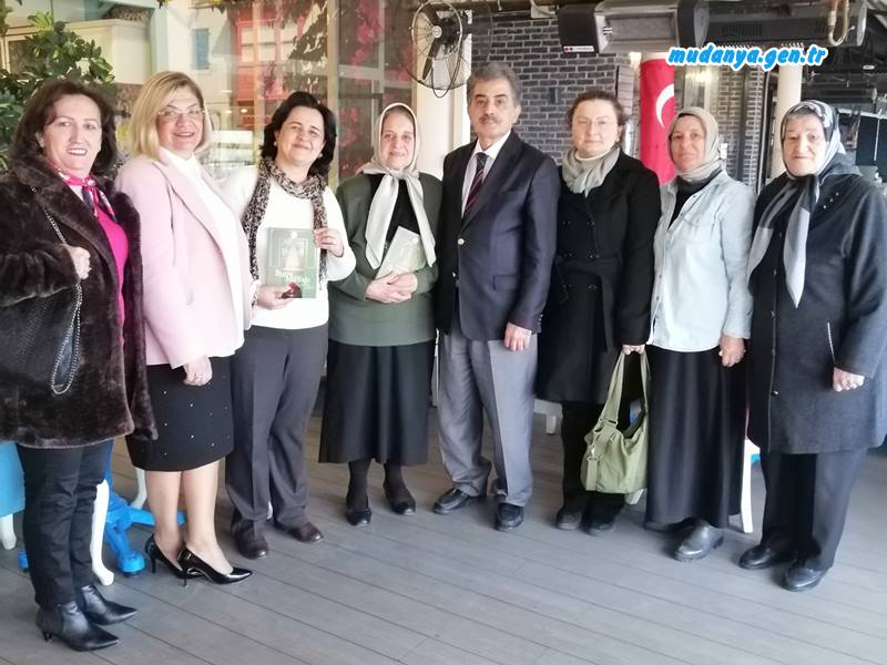 "Osmanlıdan Cumhuriyete Bursa Mutfağı Cennet Sofrasına" kitabına Girit yemekleri tarifleriyle katkıda bulunan Girityalılar, Fatma Sevgi, Melda Üney, Melek Coşkun, Meral Ertokat, Sezer Arık, Neslin Arık, Zehranur Biricik oldular. 