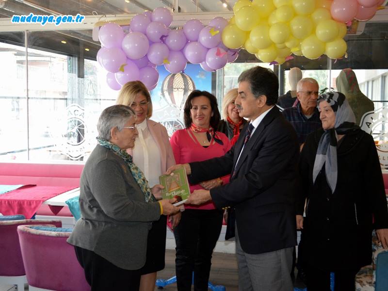Bursa İl Kültür ve Turizm Müdürü Ahmet Gedik ile "Halk Bilimci-Folklor Araştırmacısı" Zedal Kondakçı'nın Bursa Valiliği Kültür Hizmetleri kapsamında hazırladıkları "Osmanlıdan Cumhuriyete Bursa Mutfağı Cennet Sofrasına" kitabında emeği geçen Giritlilere teşekkür edilip ilk kitaplar kendilerine hediye edildi.