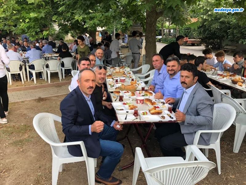 Göynüklü Mahallesinde bu bayramda gelenek bozulmadı. Tüm mahalleli Ramazan Bayramı'nın ilk günü bayramlaşma ve mezar ziyaretinin ardından köy meydanında toplu kahvaltı yaptı. 
