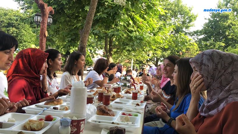 Göynüklü Mahallesinde bu bayramda gelenek bozulmadı. Tüm mahalleli Ramazan Bayramı'nın ilk günü bayramlaşma ve mezar ziyaretinin ardından köy meydanında toplu kahvaltı yaptı.
