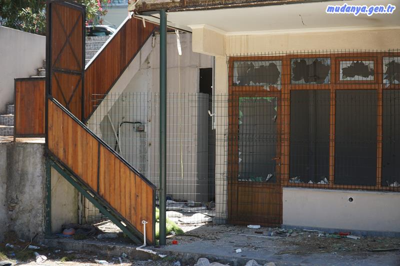 Mudanya Belediyesi mülkü olan söz konusu yer işletmeci tarafından boşaltılınca mezbelelik haline geldi. Güvenlik zafiyeti oluşturan yapıdan çevre sakinleri rahatsız. Özellikle hava kararınca artan güvenlik endişesi mahallede huzuru kaçırmış durumda.