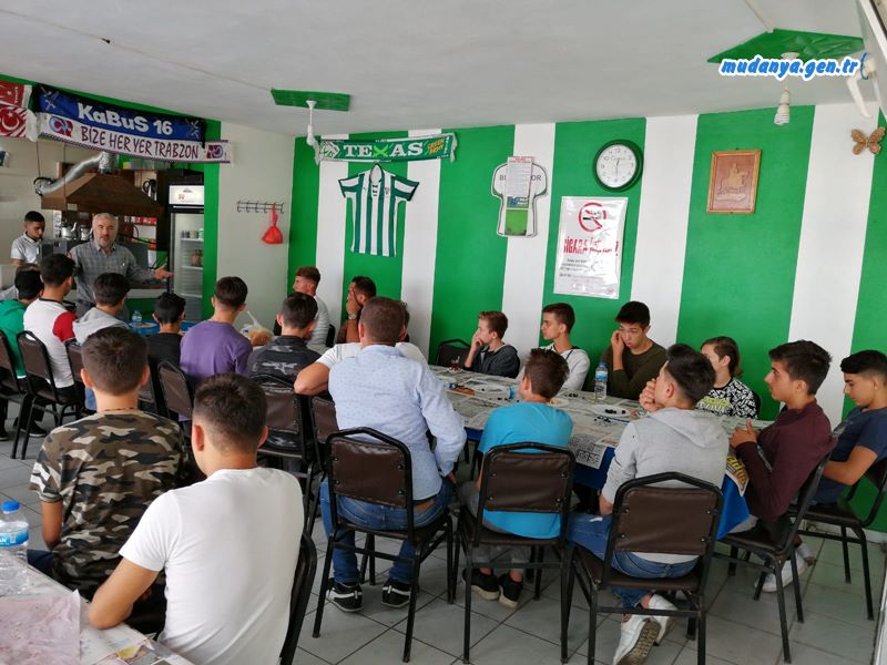 Mudanya Şükrü Çavuş Mahallesi Muhtarı Şeref ŞAŞ mahallesinde ikamet eden gençlerle pazar günü sabah kahvaltısında bir araya geldi. Kahvaltıya Mudanya Müftülük Vaizi Hasan Kayhan da katılarak gençlerle tanışıp sohbet etti.