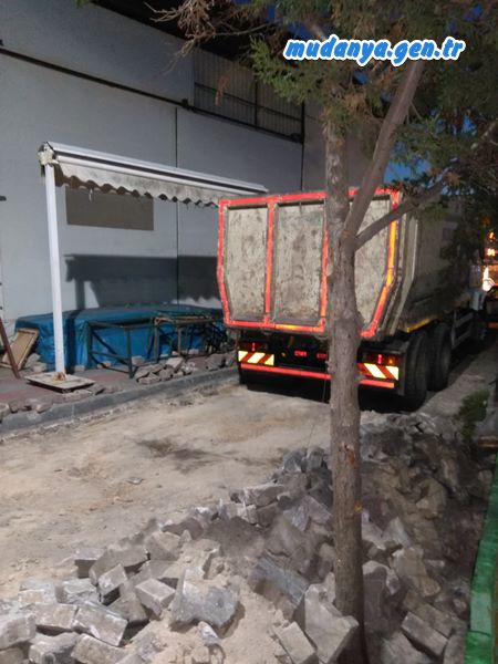 Mudanya Belediyesi Kapalı Pazaryeri etrafındaki parke taşlarını söktü. Kazı Çalışması yaptı. Yarın Pazarcılar ne yapacak?
