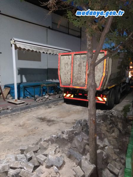 Mudanya Belediyesi Kapalı Pazaryeri etrafındaki parke taşlarını söktü. Kazı Çalışması yaptı. Yarın Pazarcılar ne yapacak?
