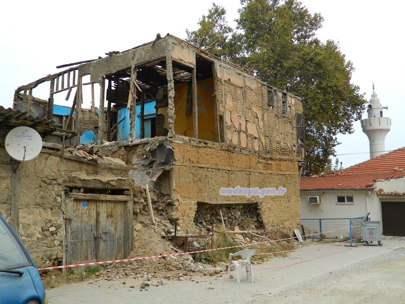 Sonunda Yıkılıyor. Umarız Yıkım Kazasız Tamamlanır