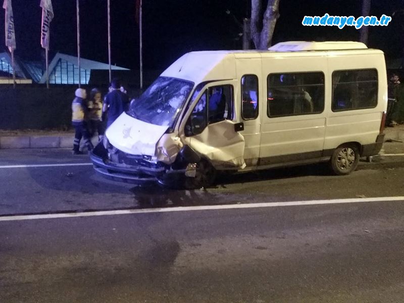 Karşı şeride geçen ticari aracın çarptığı servis minibüsü