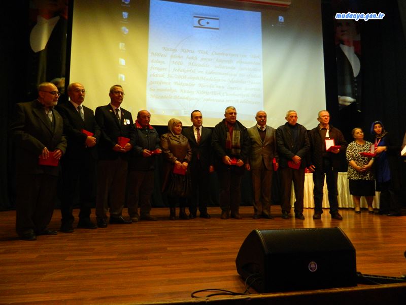 Kıbrıslı Rumların Türkleri katletmeye başlamasıyla garantör ülke olan Türkiye'nin 1974 yılında gerçekleştirdiği Kıbrıs Barış Harekatıları’na katılan Mudanyalı 48 Kıbrıs gazisine Kuzey Kıbrıs Türk Cumhuriyeti (KKTC) tarafından hazırlanan ‘Milli Mücadele Madalyası ve Beratı’ Uğur Mumcu Kültür Merkezi’nde düzenlenen törenle verildi. Ebediyete göçmüş olan gazilerimizin madalya ve beratları ise hayatta olan yakınlarına takdim edildi.