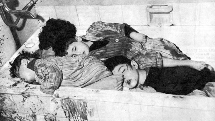 Kıbrıs Türk Alayı Binbaşısı Dr. Nihat İlhan eşi ve ufacık yavruları Rum çeteler tarafından böyle katledilmiştir. 