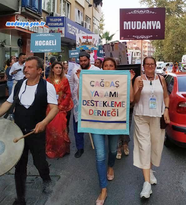 Gölcük Belediyesi'nin bu yıl 10.'sunu düzenlediği ve üç gün süren Uluslararası Nakışlı Kırkyama Şenliği ve Çalıştayı, Değirmendere Çınarlık Meydanı'nda yapıldı.