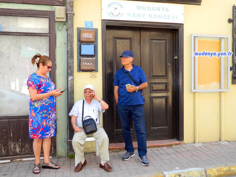 Mudanya Belediyesi Mali İşlerden Sorumlu Başkan Yardımcısı Sevinç Şenşekerci ve Zabıta ekipleri Halitpaşa mahallesi, Mustafa Kemal Paşa Caddesi Şükrü Çavuş Sok. No:52 de bulunan Mudanya Kent Konseyi Binasına çilingir maarifetiyle girerek binayı tahliye etmeye çalıştı.