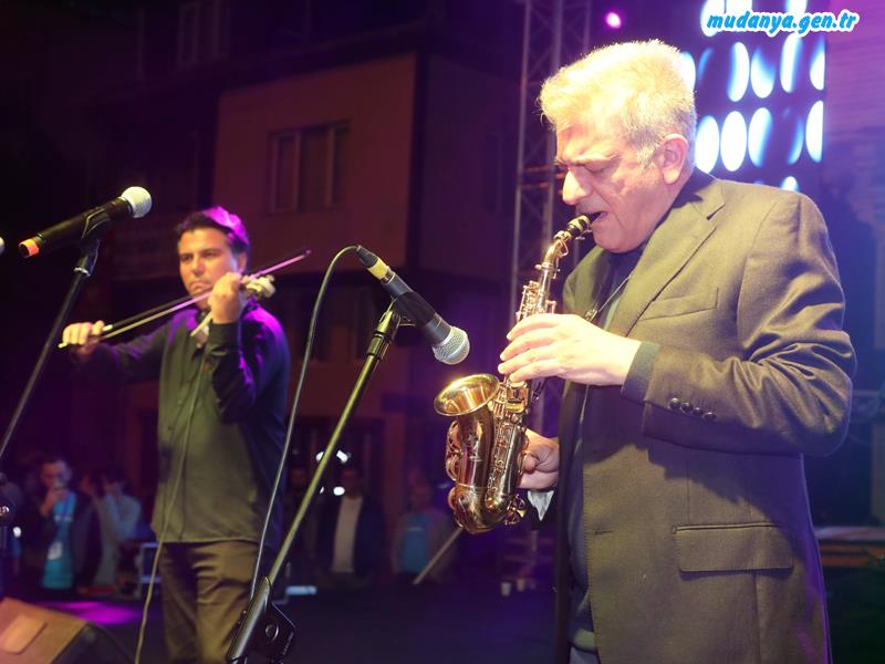 Suat Suna ve Kürşat Başar’dan Mudanya'da Konser Verdi