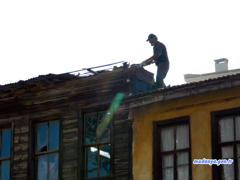 Mudanya Hasanbey Mahallesi Karpuzoğlu sokak ike Üzümyemez sokağın kesiştiği noktadaki tehlikeli metruk tarihi binanın üst katı kontrollü olarak yıkılıyor.