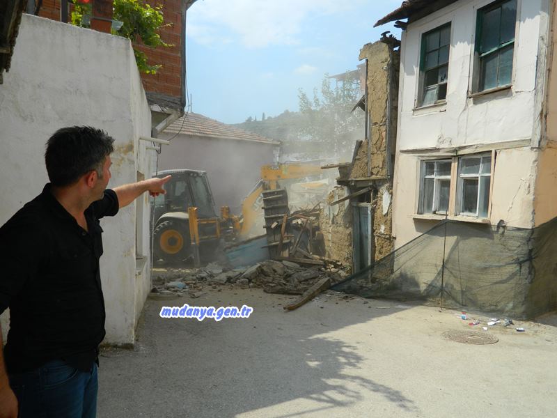 Muhtar Şeref Şaş Çalışmalarıyla Şaşırtmaya Devam Ediyor. Metruk İki Evin Yıkımı Yapıldı.