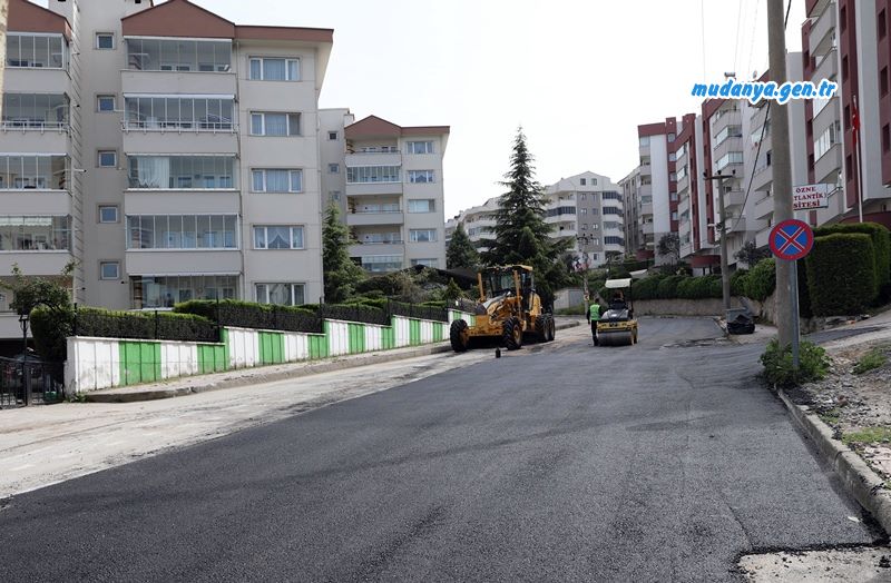 Mudanya Belediyesi, uzun zamandır yol düzenlemesi bekleyen ve Büyükşehir Belediyesi’nin sorumluluk alanında kalan Eğitim Mahallesi Arabayolu Caddesi’nde asfaltlama çalışmasını tamamladı.