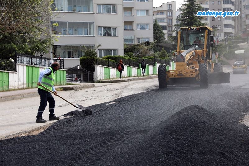 Mudanya Belediyesi, uzun zamandır yol düzenlemesi bekleyen ve Büyükşehir Belediyesi’nin sorumluluk alanında kalan Eğitim Mahallesi Arabayolu Caddesi’nde asfaltlama çalışmasını tamamladı.