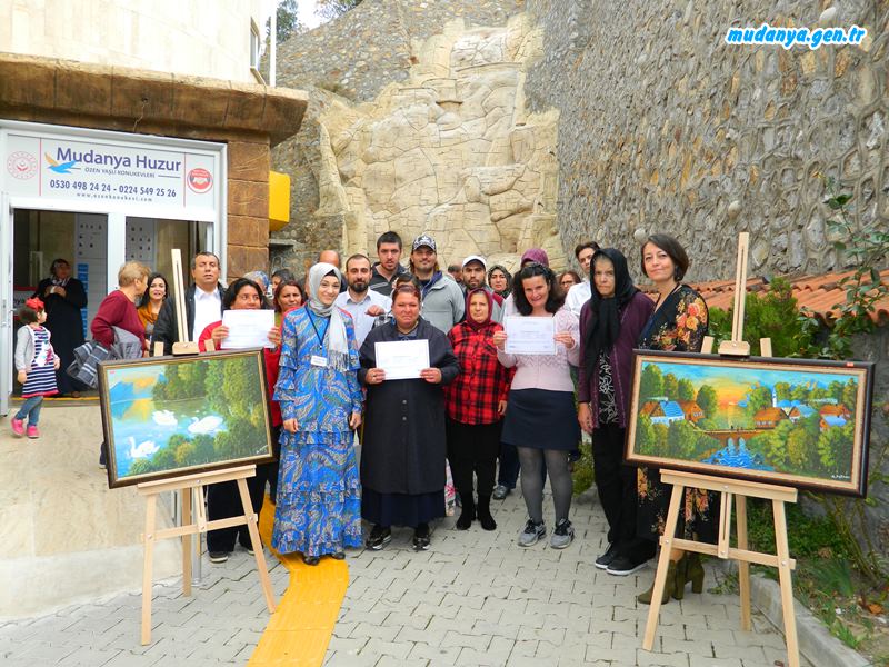 Osmangazi Halk Eğitim Merkezi El Sanatları Öğretmeni Derya Çınar Uludağ ve Resim Öğretmeni Pınar Kaya'dan 2018 Mayıs ayında başlayan kurslarda eğitim alan 18 kursiyere sertifikaları takdim edildi.