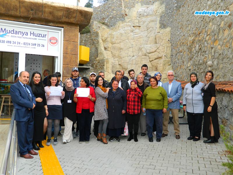 Osmangazi Halk Eğitim Merkezi El Sanatları Öğretmeni Derya Çınar Uludağ ve Resim Öğretmeni Pınar Kaya'dan 2018 Mayıs ayında başlayan kurslarda eğitim alan 18 kursiyere sertifikaları takdim edildi.