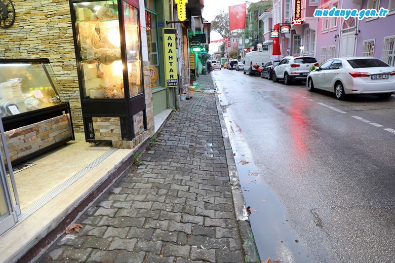 Mudanya Belediye Başkanı Hayri Türkyılmaz, Büyükşehir Belediyesi’nin sorumluluk alanında bulunan ana arterlerde görevini yapmadığını, Mudanyalıların ihtiyacına yanıt vermediğini belirterek, “Büyükşehir artık vaat etmeyi bırakıp, kangren olmuş sorunları çözmeli” dedi. 