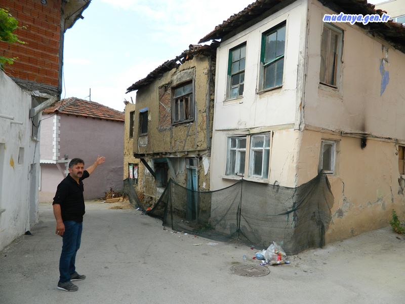 Mudanya Şükrü Çavuş Mahallesi Muhtarı Şeraf Şaş Mudanya Belediyesi ve mal sahipleriyle iletişime geçerek yıllardır mahalleliyi bezdiren Yokuş Çeşme sokakta ki iki adet metruk evin yıkımını sağladı. Mahalleli 20 yıldır bu metruk evlerin yıkılmasını istediklerini, çeşitli başvurular yaptıklarını söyleyerek yıkımı sağlayan Muhtar Şaş ve ekibine hayır dualar etti.