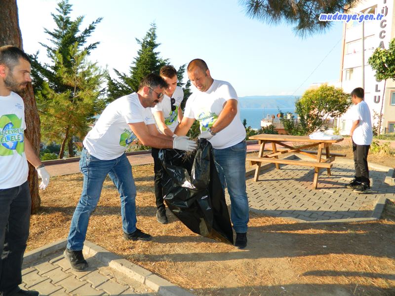 Mudanya Şükrü Çavuş Mahalle Muhtarı Şeref Şaş, ekibi ve gönüllü mahalleli gençlerle "Mahallemiz evimizdir. Temiz tutalım" sloganıyla çevre temizliği yaptı.