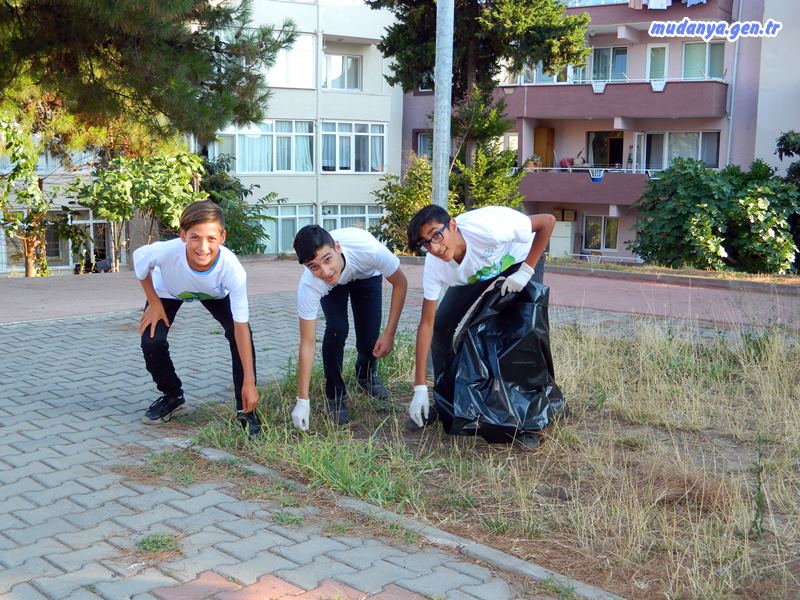 Şükrü Çavuş Mahallesinde bulunan Yel Değirmeni, Yunuslar ve Şükrü Çavuş parklarında ve bu parkların arasında bulunan kısımda yapılan temizlik kampanyasında çevre duyarlılığına dikkat çekmeyi amaçladığını belirten Muhtar Şaş gençlerle temizlik kampanyası düzenledi.