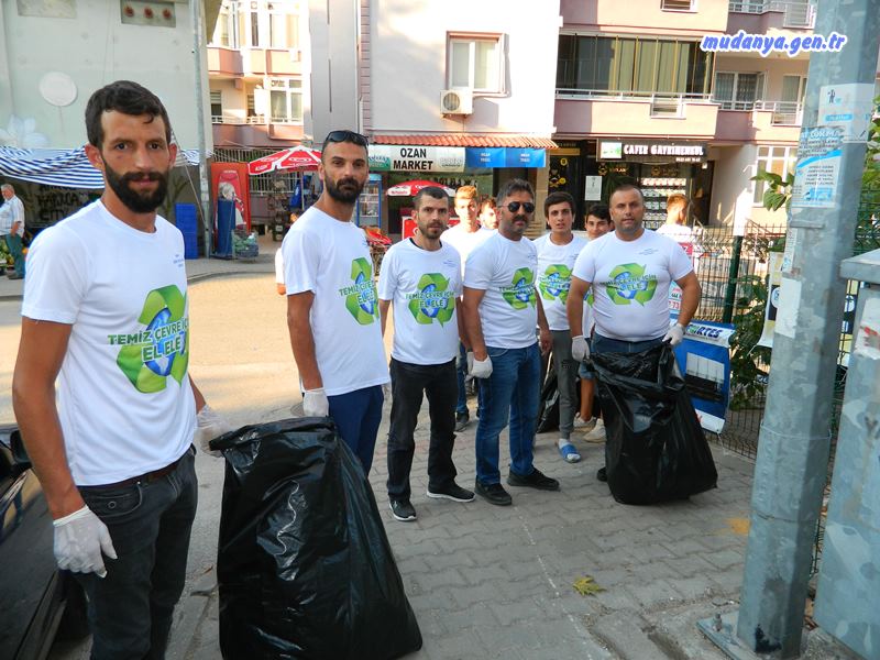 Mudanya Şükrü Çavuş Mahalle Muhtarı Şeref Şaş, ekibi ve gönüllü mahalleli gençlerle "Mahallemiz evimizdir. Temiz tutalım" sloganıyla çevre temizliği yaptı.