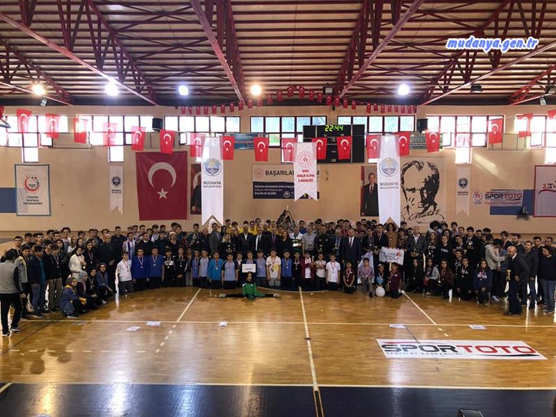 Mudanya Mütarekesi’nin 97’inci yıl dönümü etkinlikleri kapsamında Gençlik Hizmetleri Spor İlçe Müdürlüğü ve Mudanya Belediyesi işbirliği ile bu yıl 13’üncüsü düzenlenen Mütareke Spor Oyunlarında dereceye girenlere ödülleri İlçe Spor Salonunda düzenlenen törenle sahiplerini buldu.