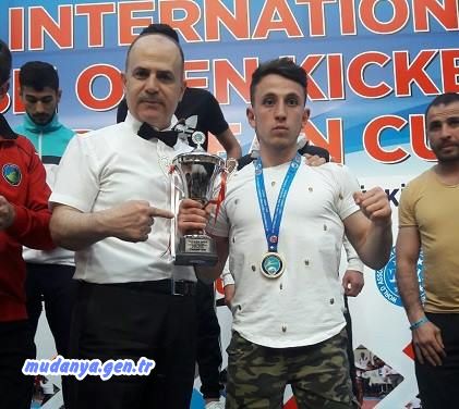 Avrupa şampiyonunu yenerek ve Avrupa Kupasını alan Bilal DURAL Klas Spor Kulübü Başkanı Necati Şimşek ile