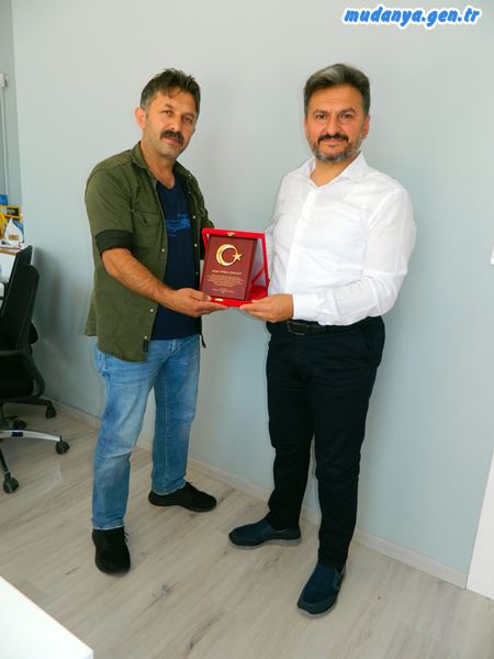 Mudanya Şükrü Çavuş Mahalle Muhtarı Şeref Şaş İtibar Yönetimi Enstitüsü (İYE) Yönetim Kurulu Başkanı ve Göynüklü Derneği Başkanı Orhan Samast'a Nilüfer'de ki ofisinde nezaket ziyaretinde bulundu.