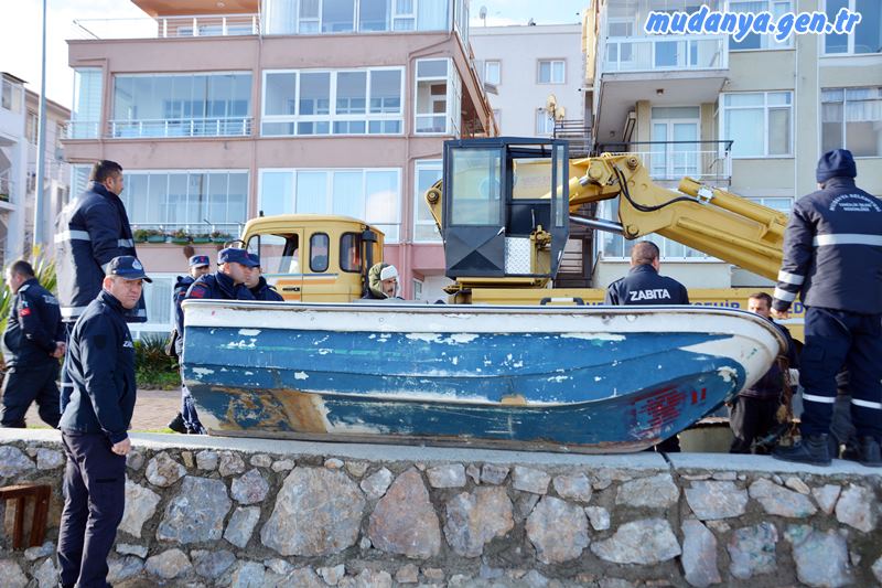 Sahil ve plajlara usulsüz şekilde bırakılan kayıtsız sandal ve kayıklar, Sahil Güvenlik 25 Bot Komutanlığı’nın koordinesinde Büyükşehir Belediyesi ve Mudanya Belediyesi Zabıta ekipleri tarafından toplandı.    